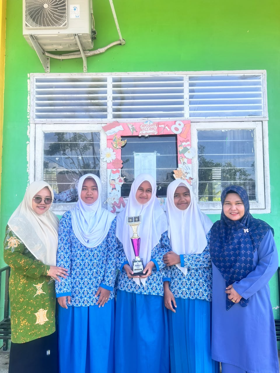 TIGA SISWI MTsN 2 ACEH BARAT RAIH JUARA 3 SYARHIL QURAN PUTRI TINGKAT KECAMATAN KAWAY XVI